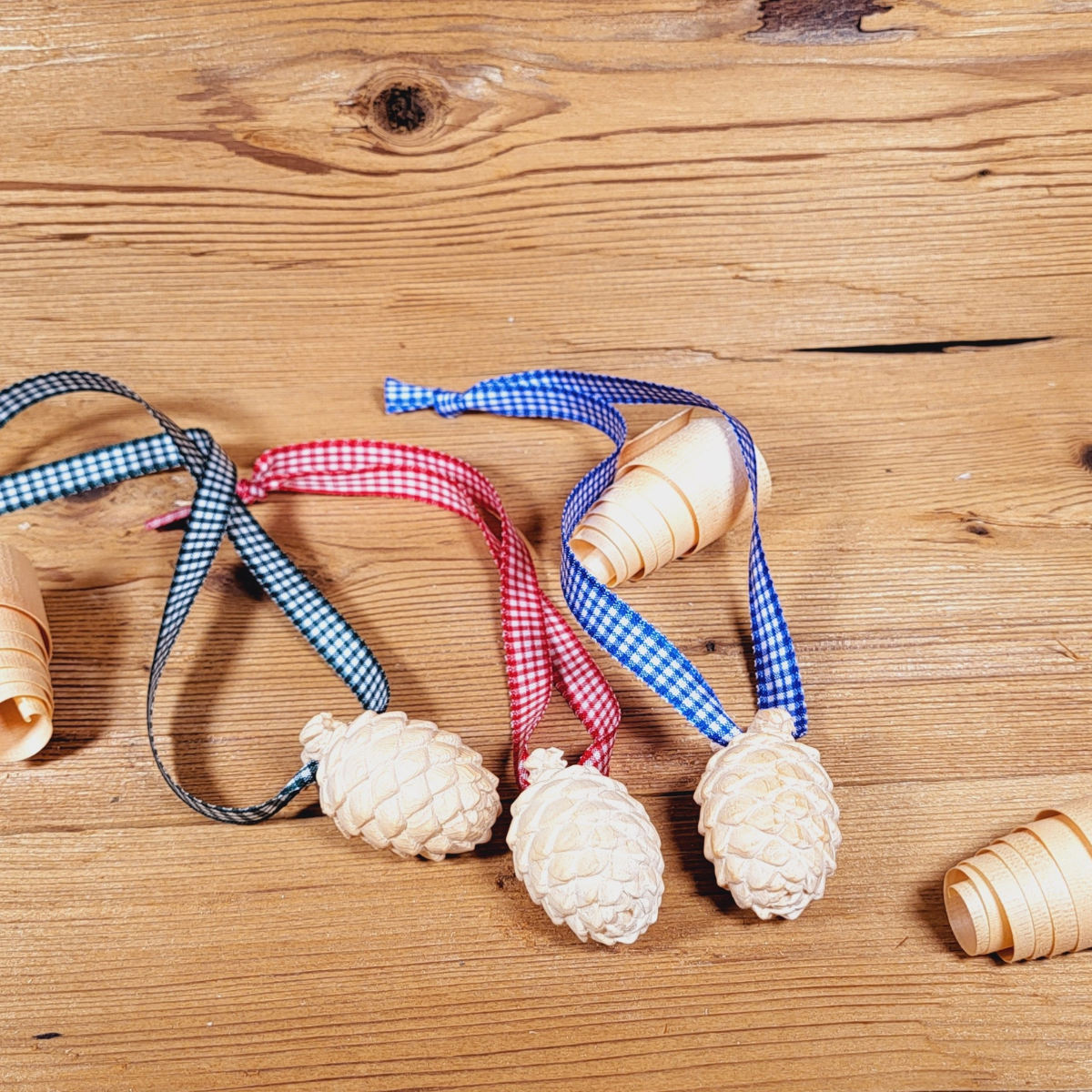 Zirbenzapfen mit Band