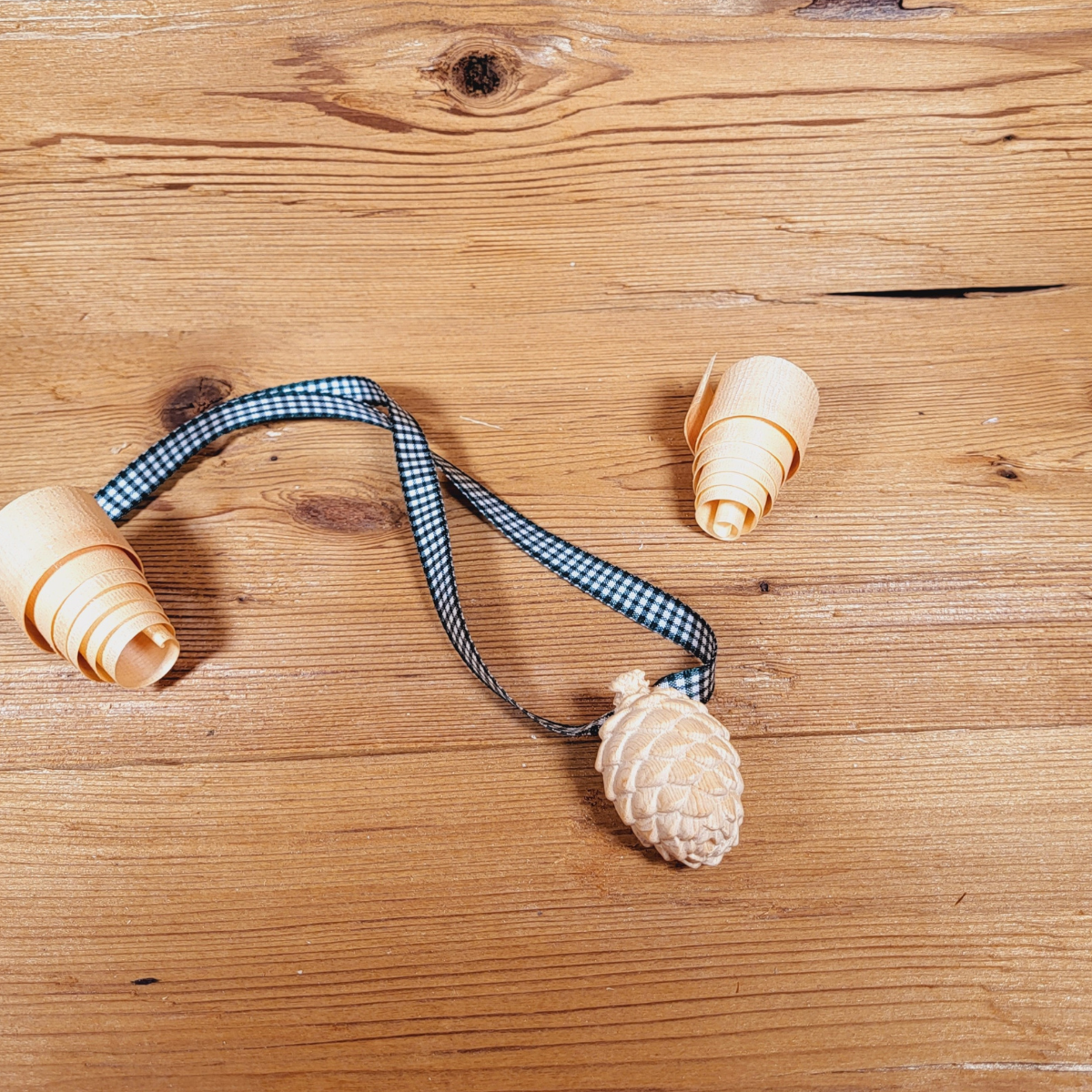 Zirbenzapfen mit Band