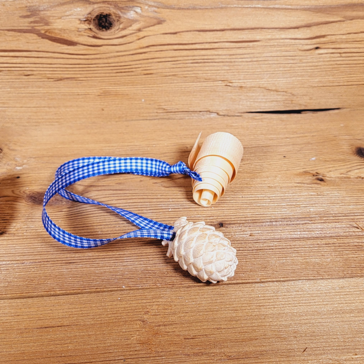 Zirbenzapfen mit Band