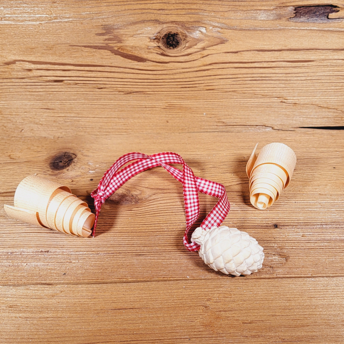 Zirbenzapfen mit Band