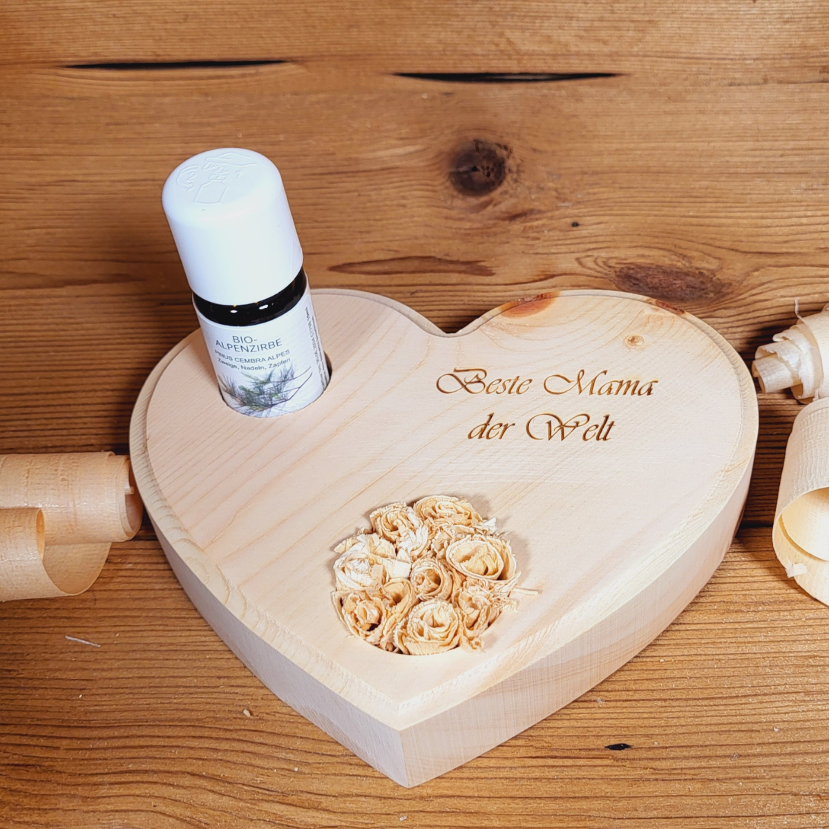 Zirbenherz graviert mit Zirbenrose inkl. 10 ml Bio Zirbenöl