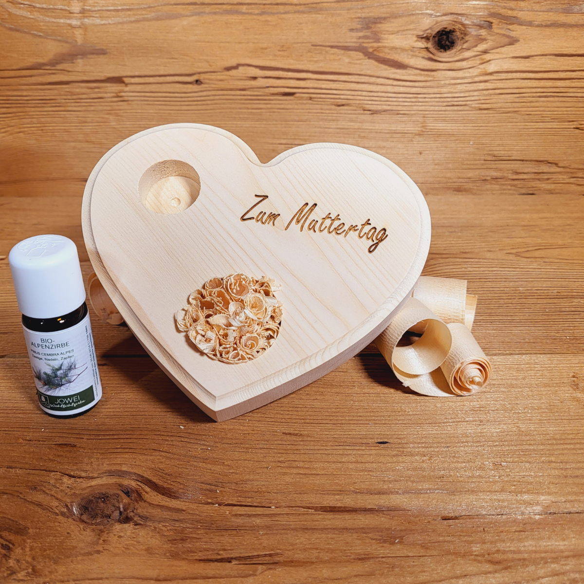 Zirbenherz graviert mit Zirbenrose inkl. 10 ml Bio Zirbenöl