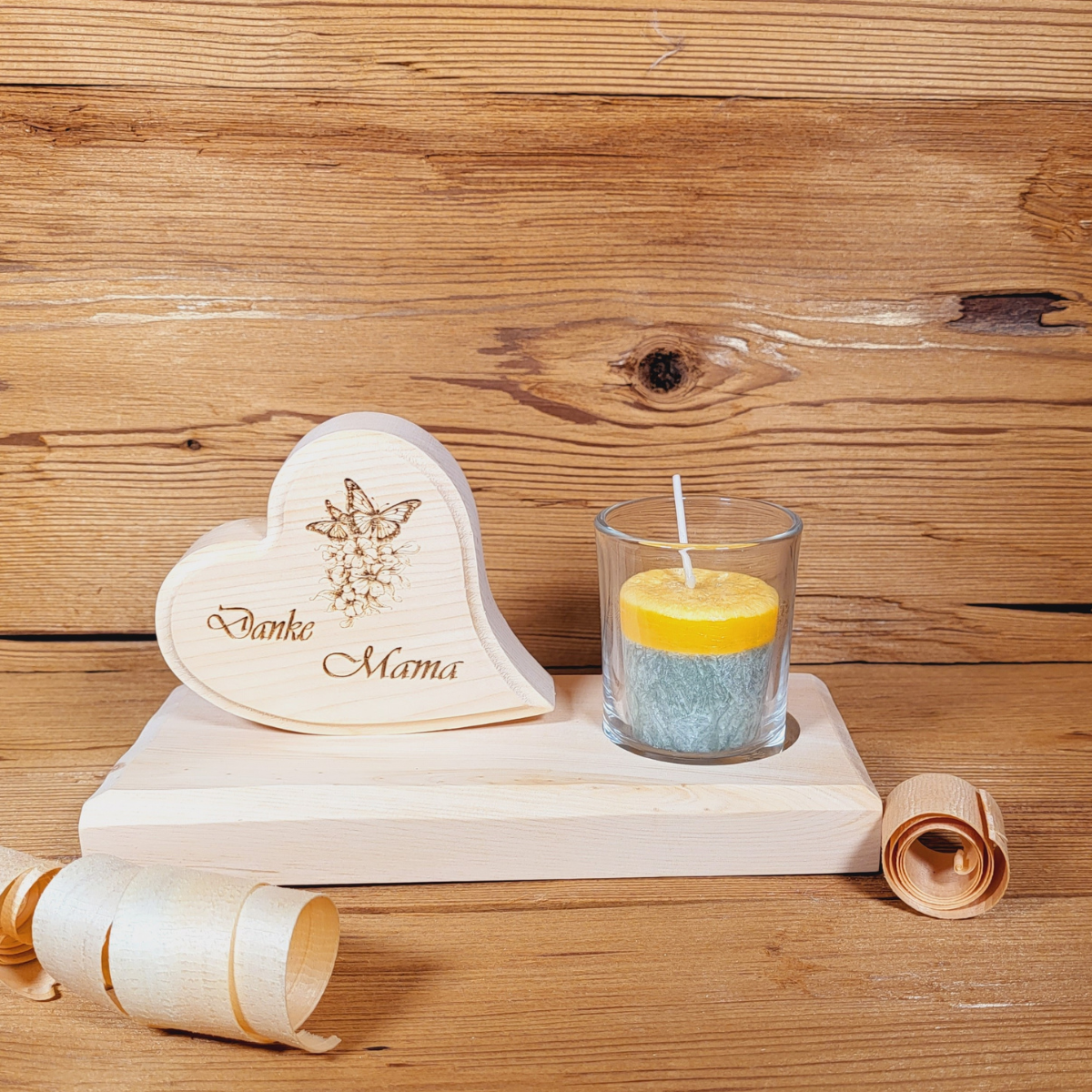 "Danke Mama" auf Sockel und Kerze