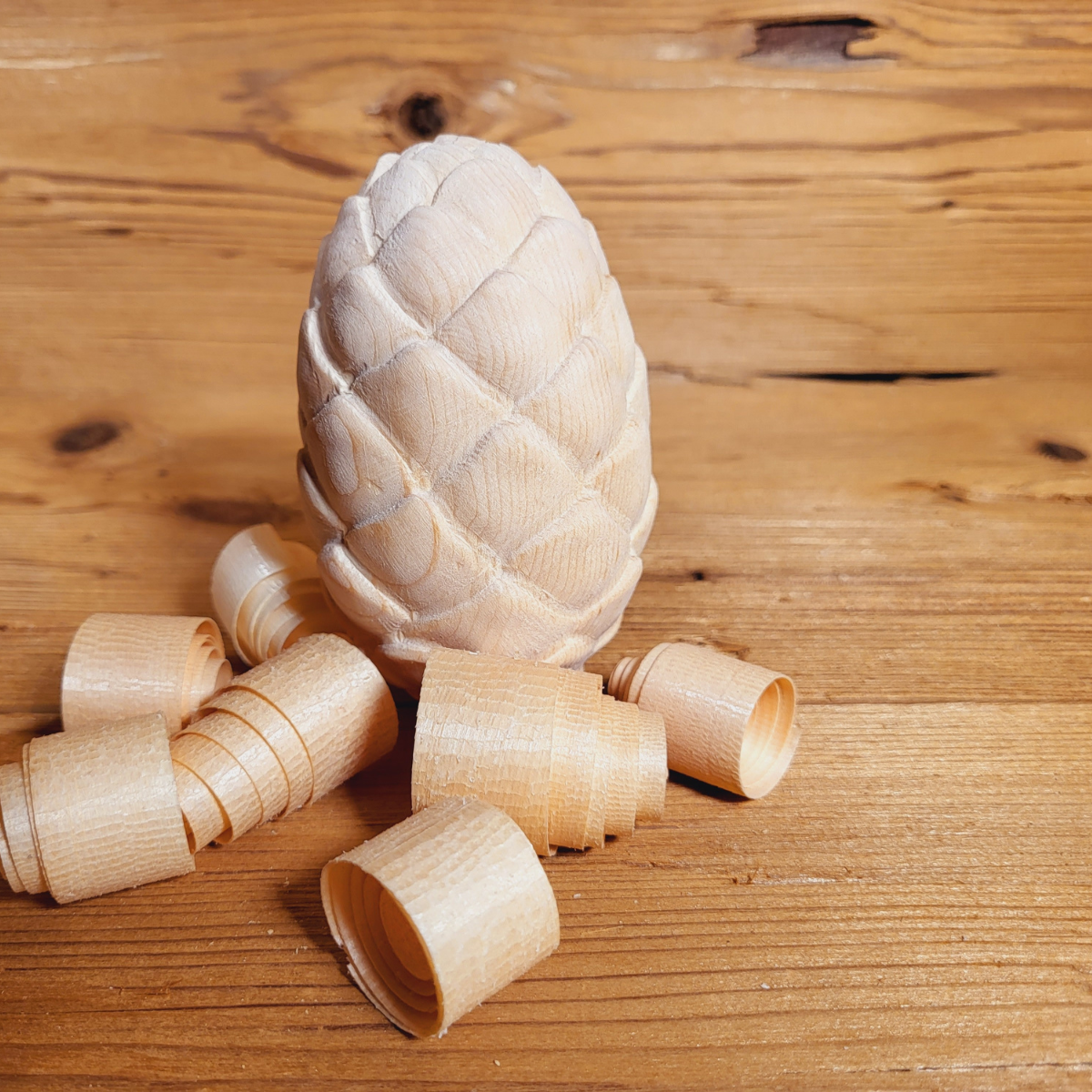 Wasserkaraffe mit Zirbenkugel/-zapfen