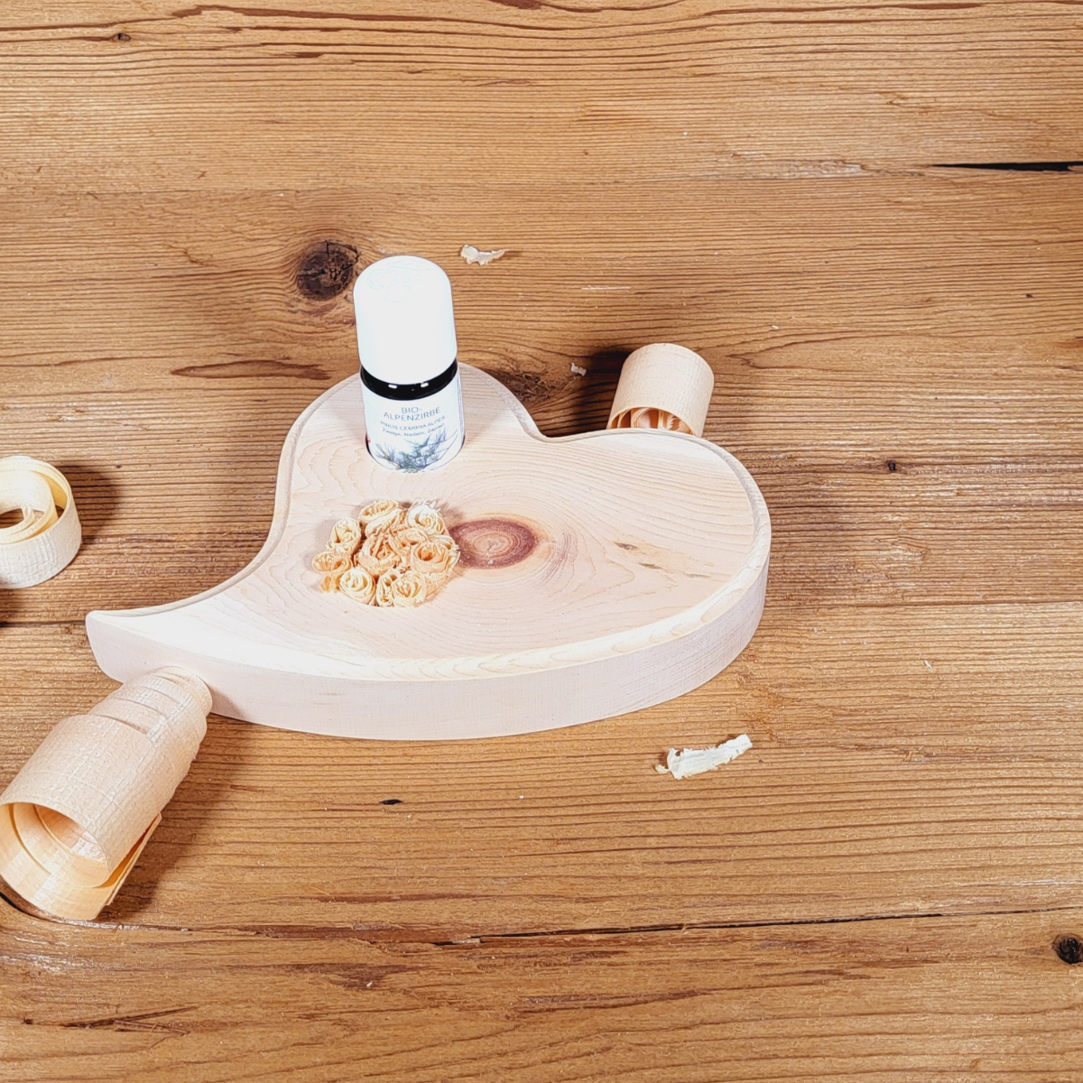 Zirbenherz geschwungen mit Zirbenrose und 10 ml Bio Zirbenöl