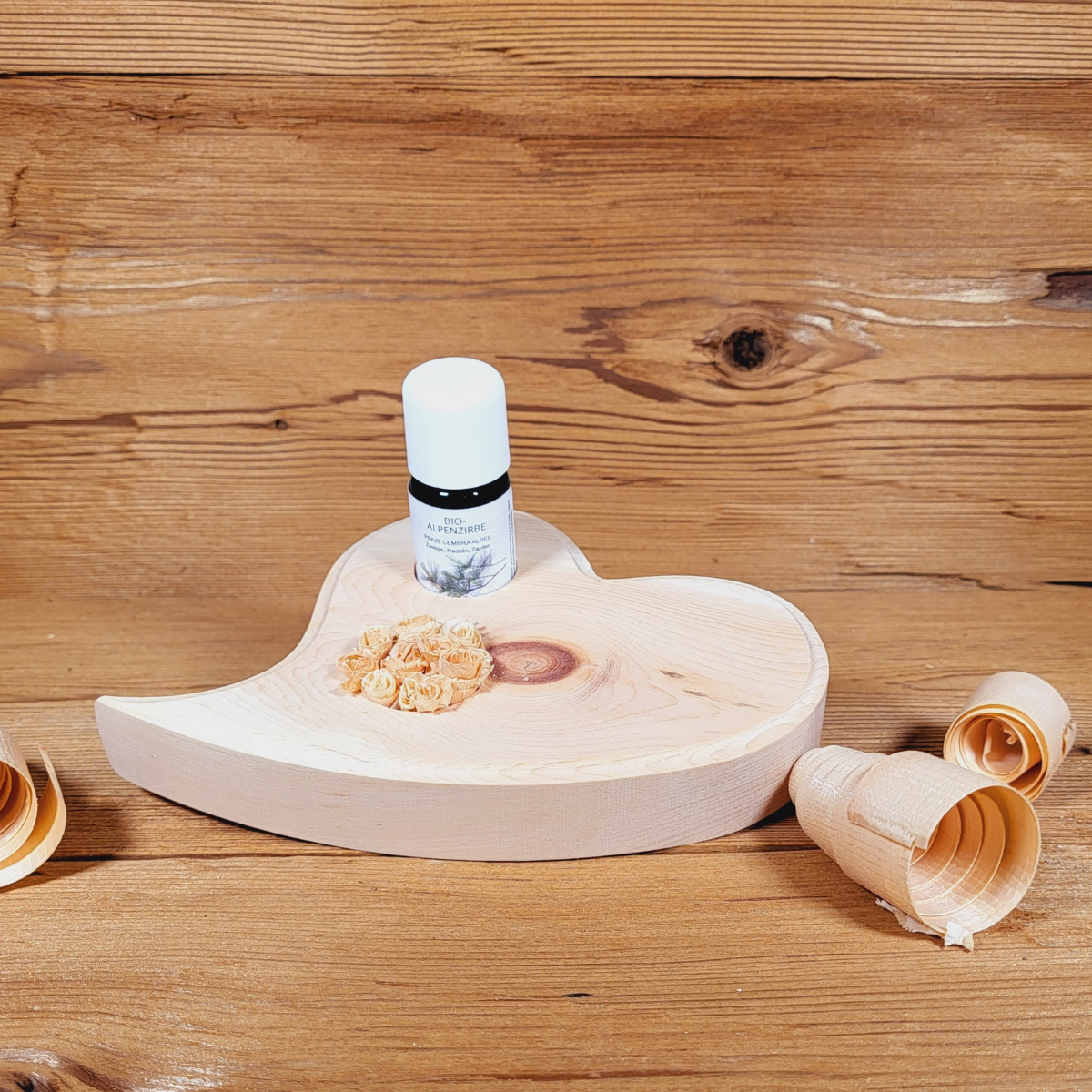 Zirbenherz geschwungen mit Zirbenrose und 10 ml Bio Zirbenöl
