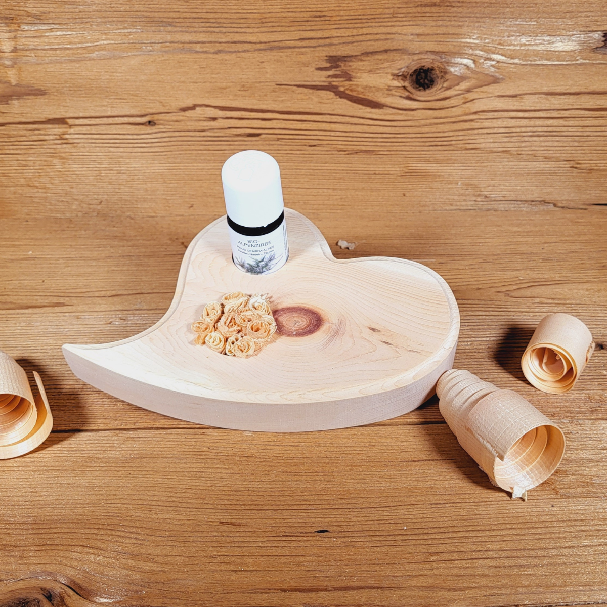 Zirbenherz geschwungen mit Zirbenrose und 10 ml Bio Zirbenöl