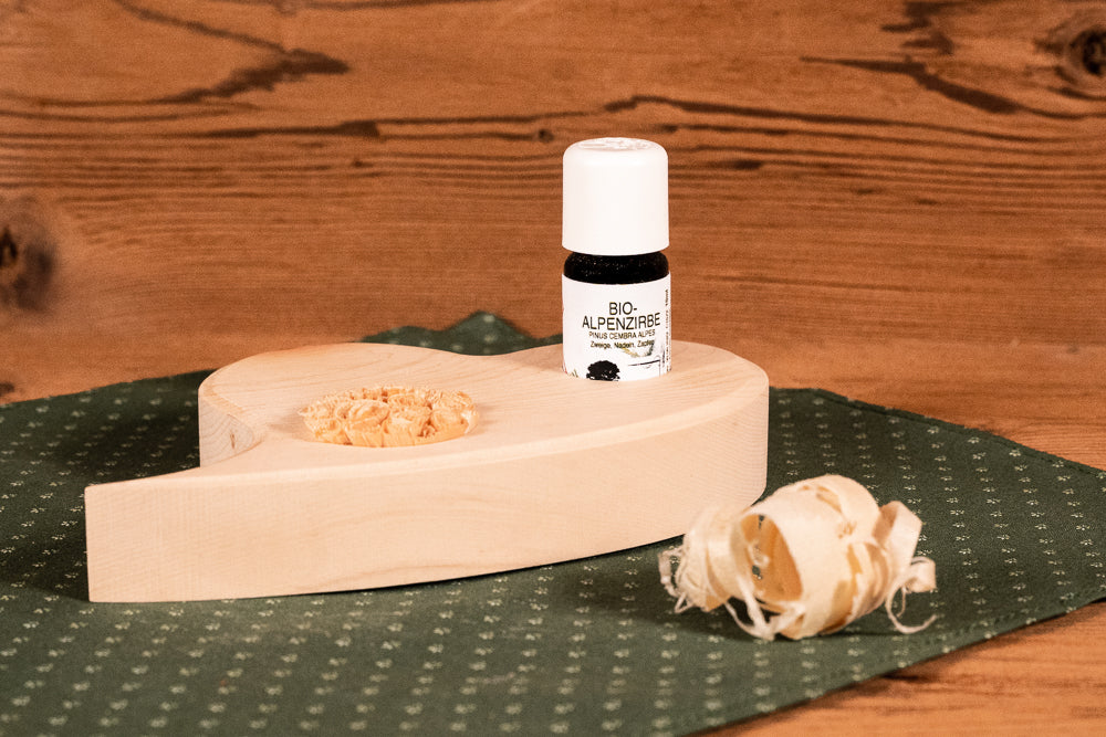 Zirbenherz geschwungen mit Zirbenrose und 10 ml Bio Zirbenöl