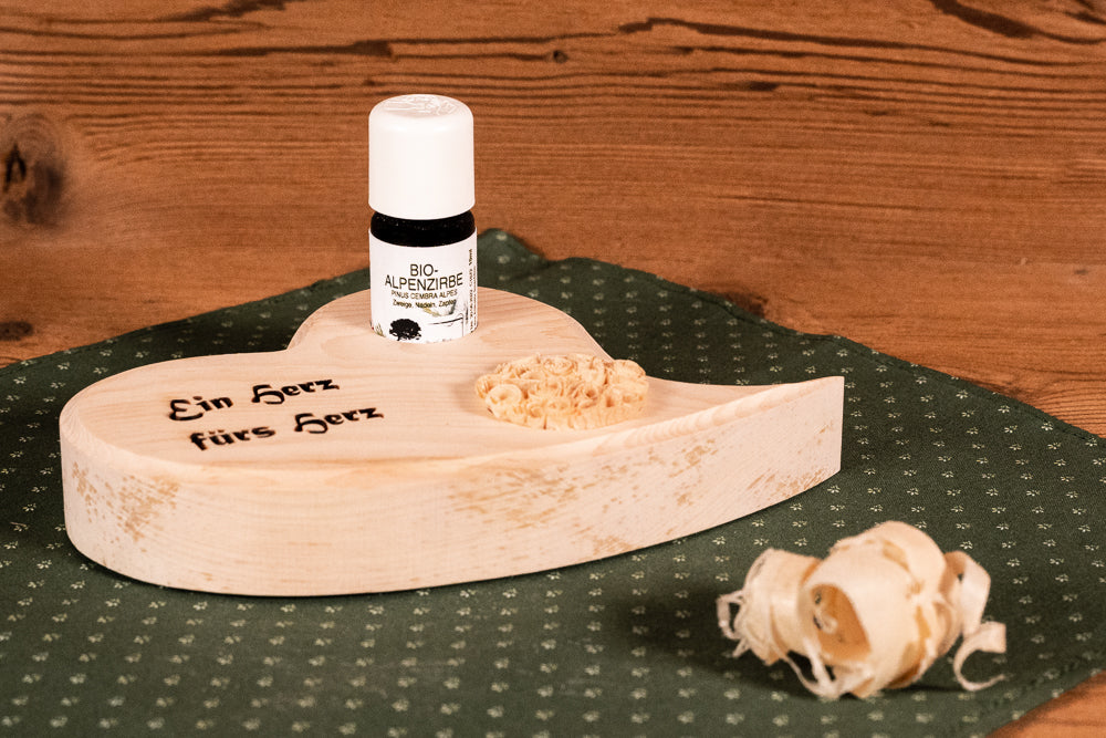 Zirbenherz geschwungen mit Zirbenrose und 10 ml Bio Zirbenöl