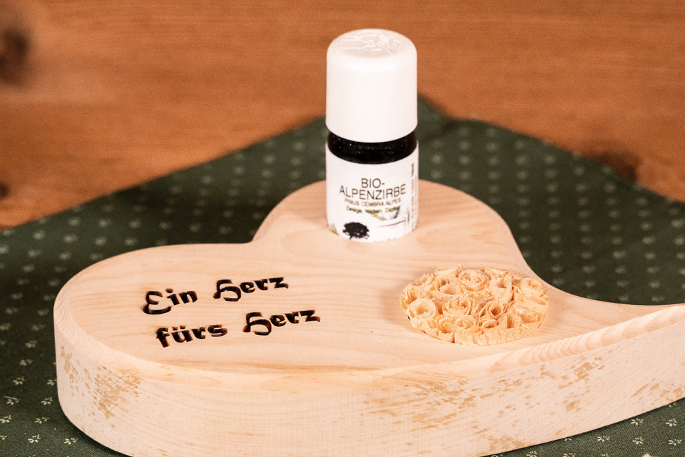 Zirbenherz geschwungen mit Zirbenrose und 10 ml Bio Zirbenöl