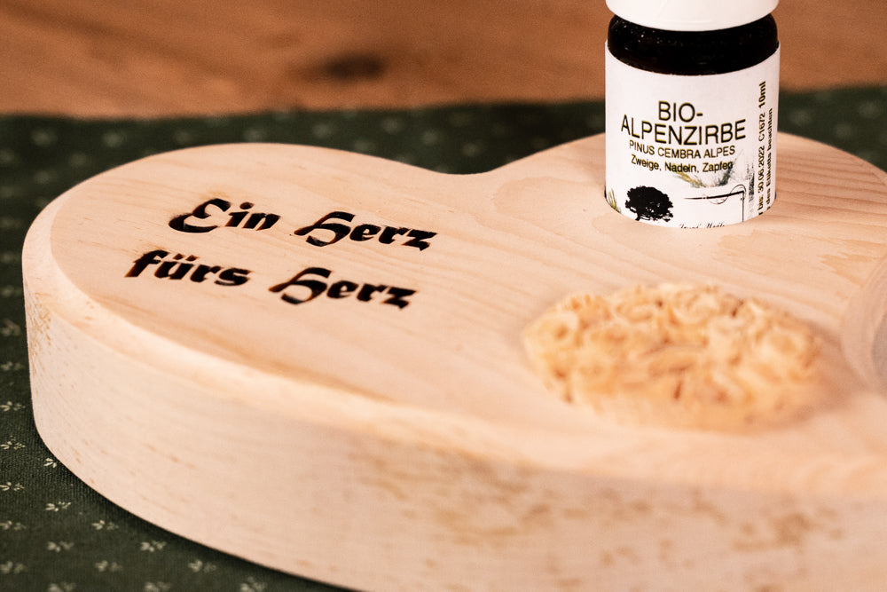 Zirbenherz geschwungen mit Zirbenrose und 10 ml Bio Zirbenöl