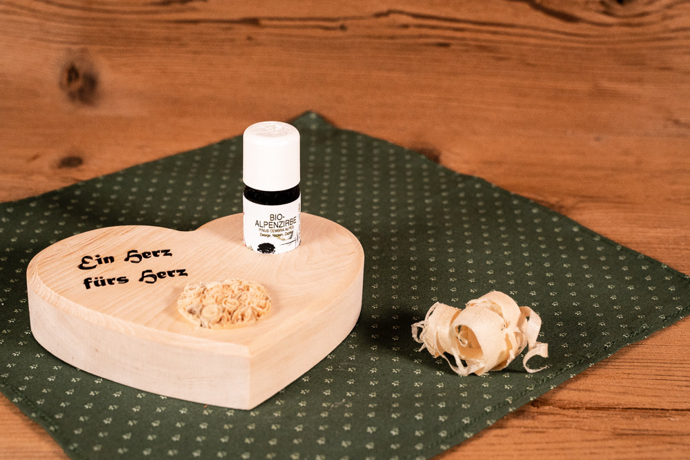 Zirbenherz graviert mit Zirbenrose inkl. 10 ml Bio Zirbenöl