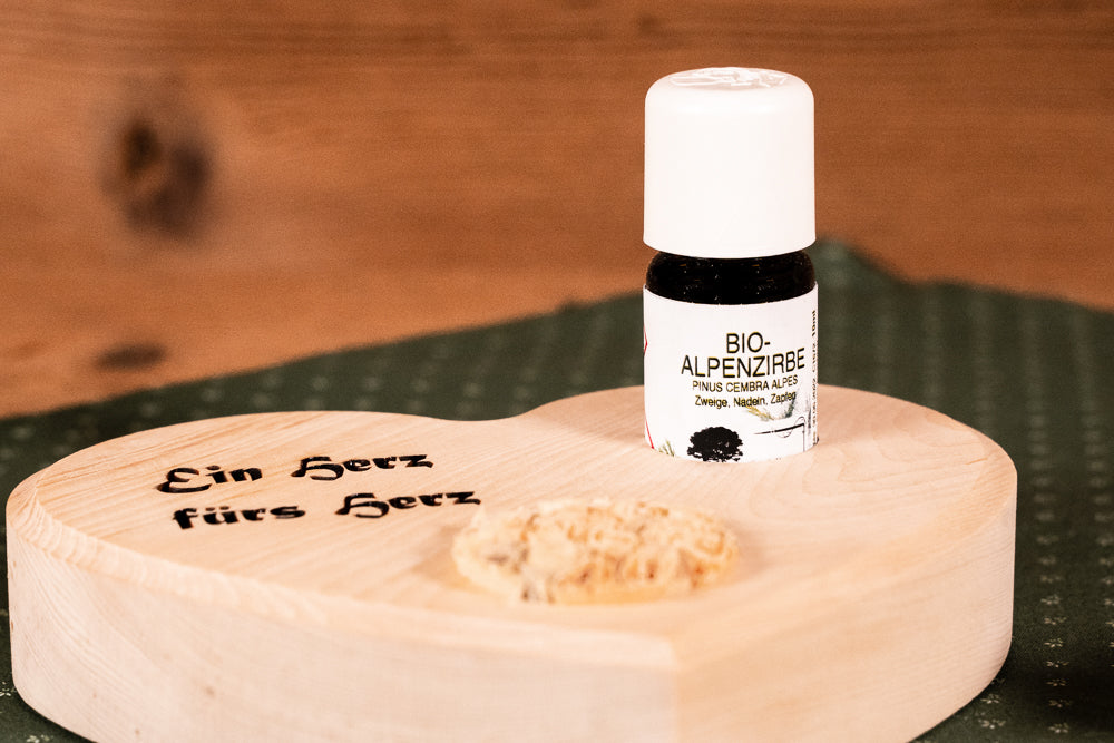 Zirbenherz graviert mit Zirbenrose inkl. 10 ml Bio Zirbenöl