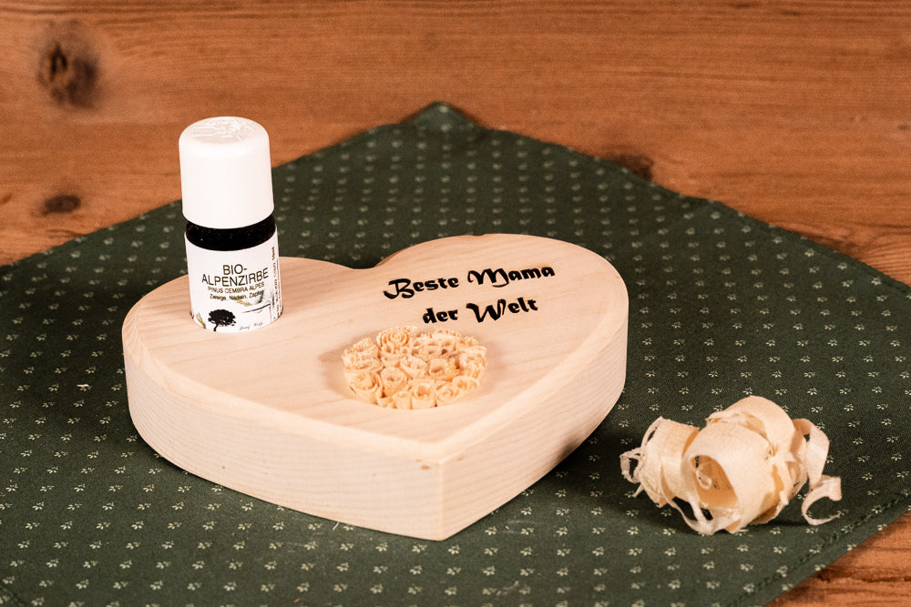 Zirbenherz graviert mit Zirbenrose inkl. 10 ml Bio Zirbenöl